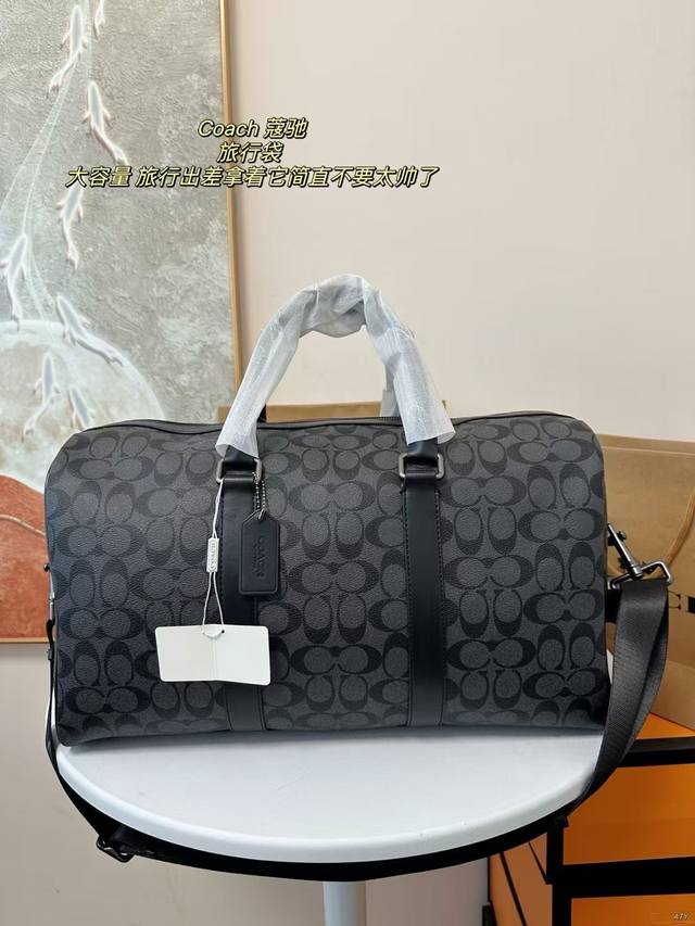 Coach 蔻驰 旅行袋 大容量，度假旅行必备，时尚达人必备单品之一。实物绝对惊艳到你，男士的短途旅行，出差出行拿着它简直不要太帅。 尺寸：45Cm
