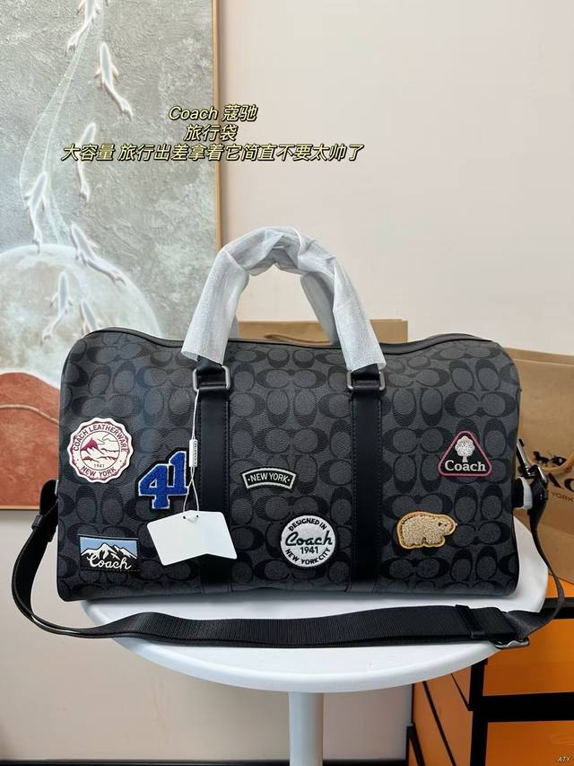 Coach 蔻驰 旅行袋 大容量 度假旅行必备，时尚达人必备单品之一，实物绝对惊艳到你。男士的短途旅行，出差出行拿着它简直不要太帅。 尺寸：45Cm