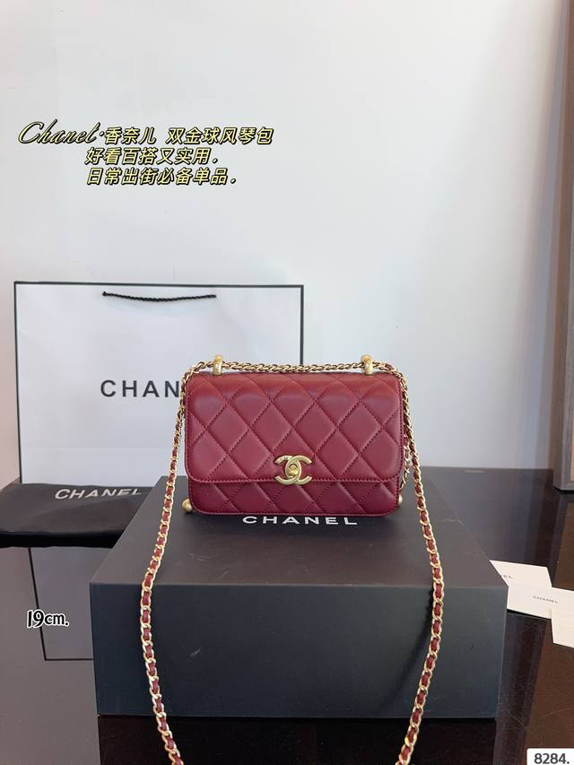 配礼盒. 香奈儿 Chanel Woc 风琴包. 时髦拿捏住啦 不显老气好好搭啊 而旦貌美气质加成好高的呀~ 爱死了这份从容优雅尺寸：19*6*12Cm