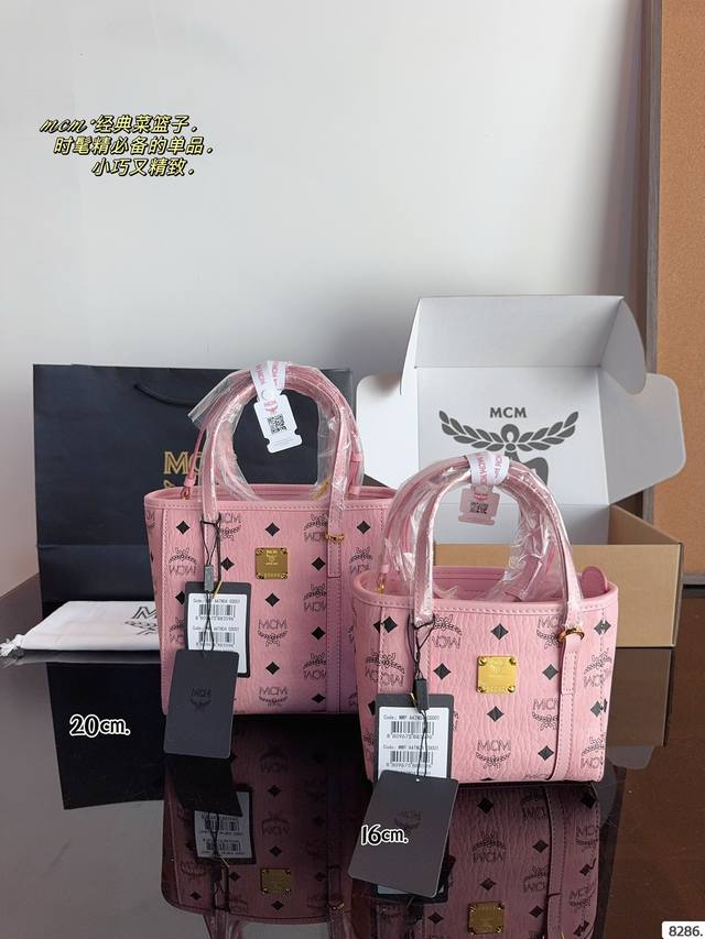 配礼盒 Mcm Mini菜篮子 越看越可爱 经典配色 容量日常出门没毛病 手机 钥匙 钱包都能轻松放下 颠覆我对迷你包的概念 爱了爱了 可斜挎可手拎 斜挎也很贴