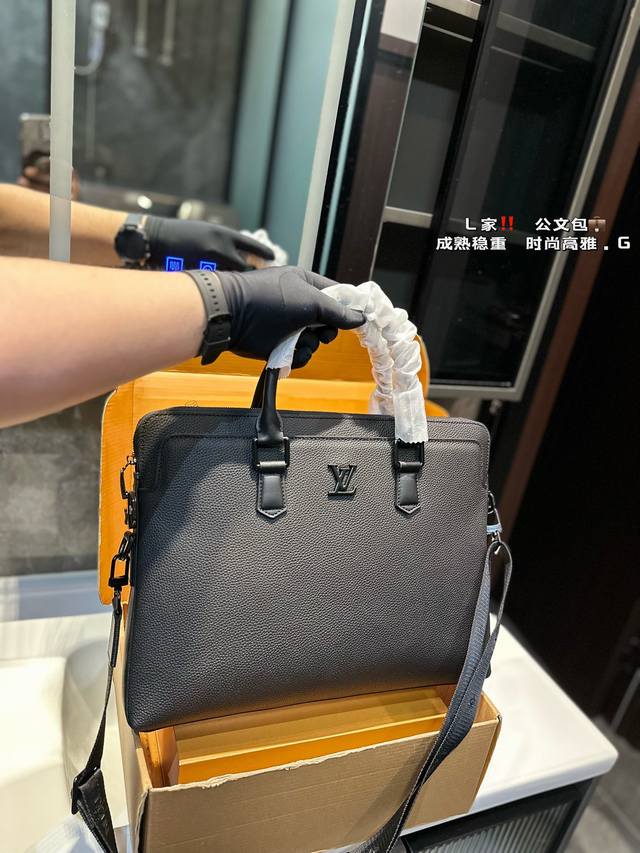 Lv公文包稳重大气,时尚高雅黑色的经典配色,彰显品牌的标志性风格!暗纹logo的点缀,展现品牌的时尚气息与独特魅力!经典款式,永不过时,让你随时散发自信风采! Lv公文包稳重大气,时尚高雅黑色的经典配色,彰显品牌的标志性风格!暗纹logo的点缀,展现品牌的时尚气息与独特魅力!经典款式,永不过时,让你随时散发自信风采!