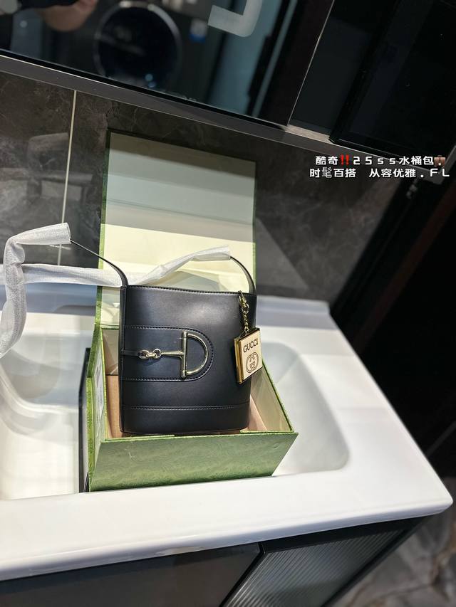 礼盒包装 Gucci水桶包 不限制年龄哦！ 肩带可调节长短 尺寸18*19