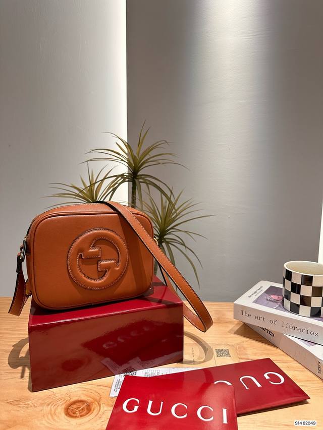 配折盒子 酷奇相机包gucci古驰. 上新啦古驰的包一整个美住 流苏相机包，正面印有双g的大logo，配有标志性流方方正正的包型容量很可观！ 尺寸20 15 货