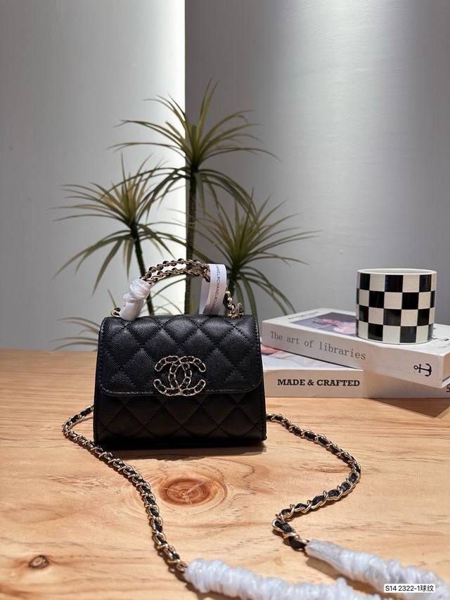 配chanel 香奈儿包 荔枝多功能小包 可手拎可斜挎可后背 超火爆时尚单品 做工精细 进口五金 让你无论是夏天还是冬天都能背上它出门 是不是性价比超级高 随便