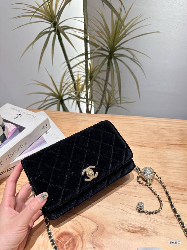 丝绒香奈儿钻球发财包 无法抗拒这只小可爱啊啊啊啊！！！瞬间觉得这个包多了一分俏皮！容量一如既往的够用，可以放手机日常琐碎用品，能手提能斜挎这是使用率超高的一款，