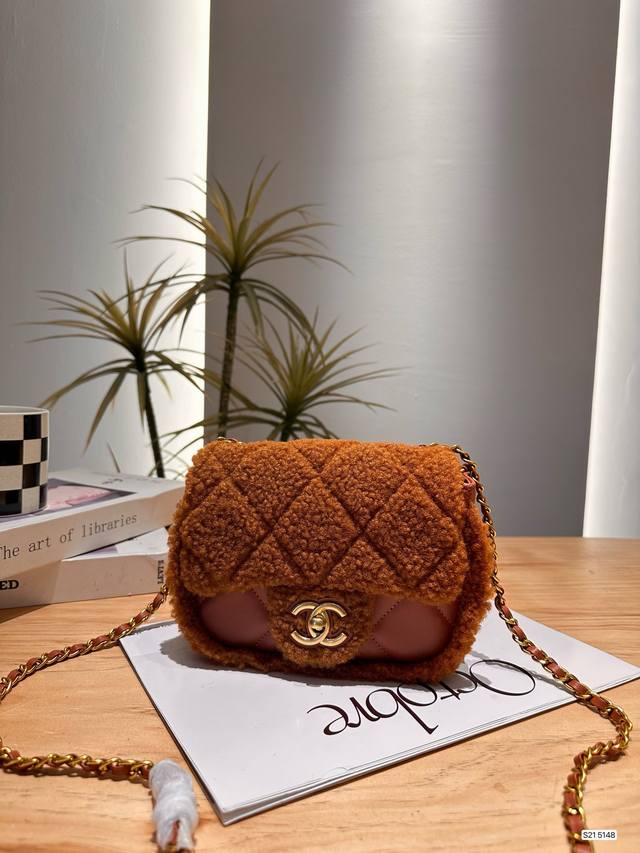 香奈儿羊羔毛系列出货啦！配折叠盒子 看一眼就喜欢，随意感才是香奈儿的特点哦！ 又好看，又实用，最包 尺寸18 14货号 5148