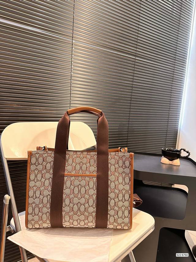 蔻驰托特包.手提单肩斜挎包.不管是自用还是送人都很棒！进口五金件.实用大气！简单大方.超大容量，满足你一切需要！！可轻松放置随身必备品！超级赞.这款包给我第一感