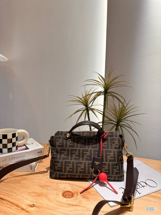 大号 小号 配折叠盒子 芬迪波士顿饭盒包这么可爱！ 可甜可盐 人手必备！ 尺寸：大号27 18 小号20 14 货号680261-1 680262-1