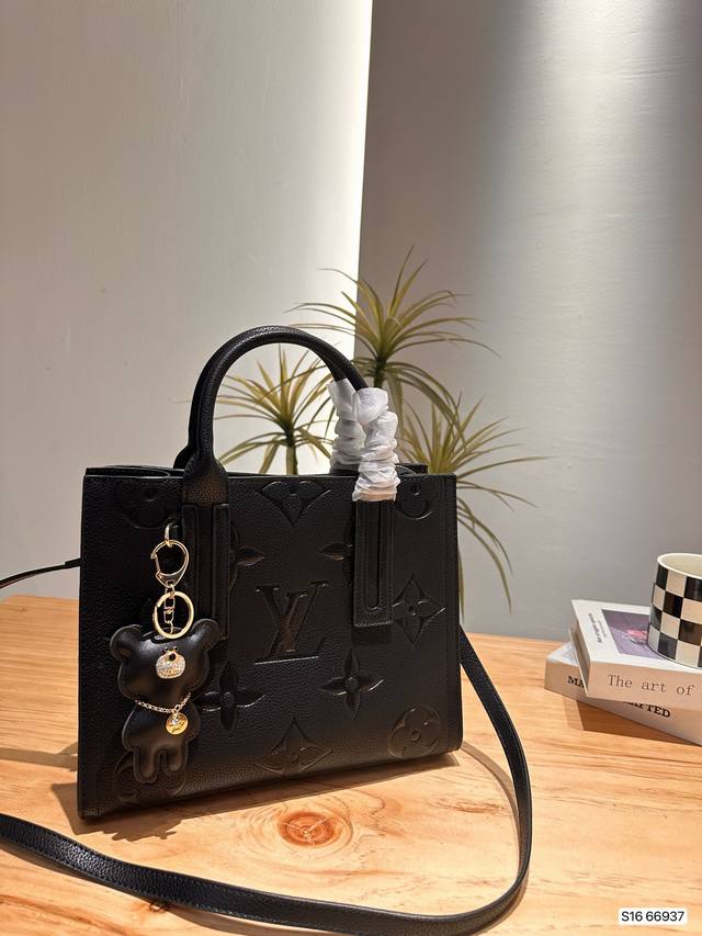 Lv压花手提包出货 新款 男女背都好看 作为一只合格的手提包一定要好看 舒适 耐造 远途旅行带它准没错 也是学生党的最佳选择 超级实用 再适合不过小哥哥们和高挑