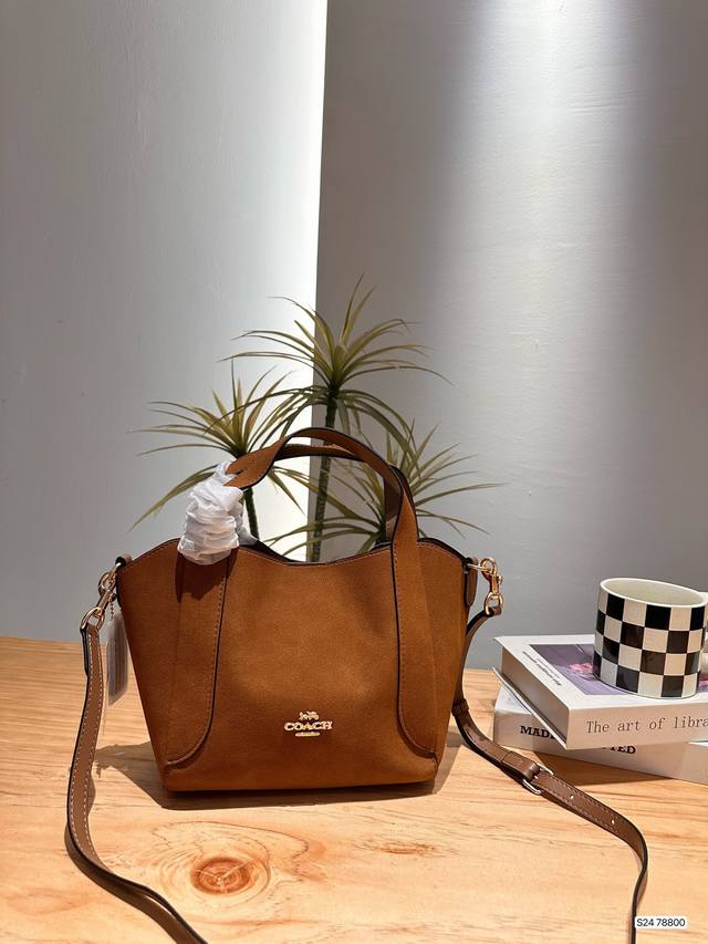 配飞机盒 Coach 蔻驰菜篮子翻毛皮材质更适合秋冬 被治愈的感觉 整体超级优雅别致 简直温柔小仙女 专柜款 定制面料 Logo五金 Logo内衬 尺寸：21