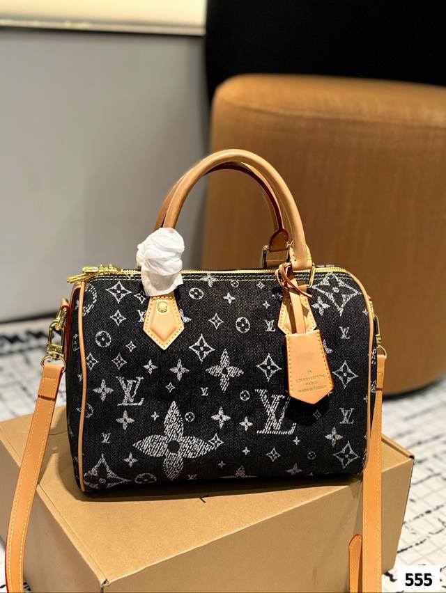 Lv牛仔枕头包 出货啦 手提单肩斜挎款式 宝宝们抓紧来订哈 版型经典不过时 一直深受洋气美妞们喜欢！尺寸：26 19