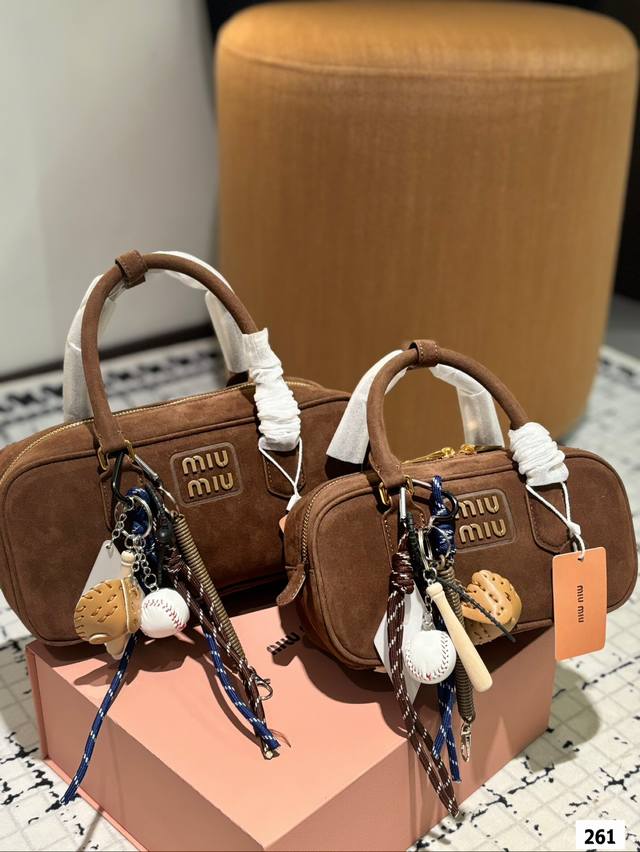 配盒子 翻毛皮缪缪保龄球包要么说今年miumiu确实“妖”呢 不得不承认miumiu现在的产品越来越受欢迎了，不仅仅女生的适龄段继续年轻化，关注度也越来越高，而