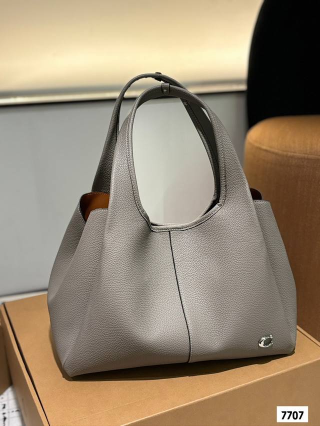 配盒尺寸35-24 蔻驰 Lana 菜篮子 低调有质感 独特的艺术气息 颜值高 集美必入