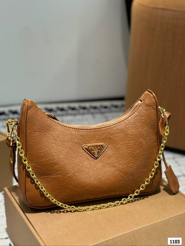 礼盒包装 Size：27-20 Prada Hobo 腋下 质量超级好！！ 瞬间相出了n种搭配方式，非常的百搭，上身也非常的好看！