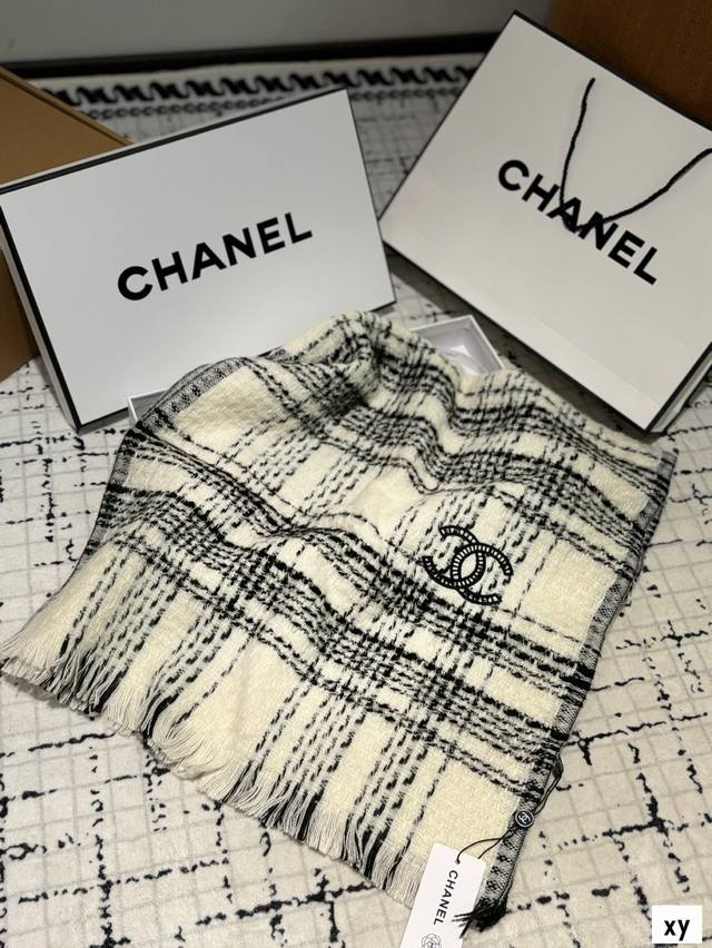 配礼盒. 香奈儿 围巾 最温柔的配色 超有氛围感的 羊绒围巾~ 这么好看的围巾你还不赶紧定吗