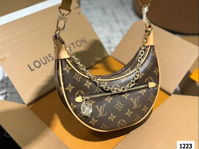 全套包装 升级升级升级出 内里已升级更改 现在的内里是与zp一致 高端定制 最新月亮包 颜值不低于中古豌豆包喔 尺寸24×6×22Cm