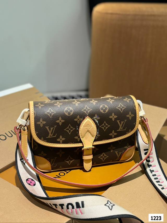 全套包装 早春系列新品 Diane法棍 配有一根皮肩带 可腋下背 一根刺绣肩带 可肩背斜跨 容量日常足够用 尺寸大25Cm