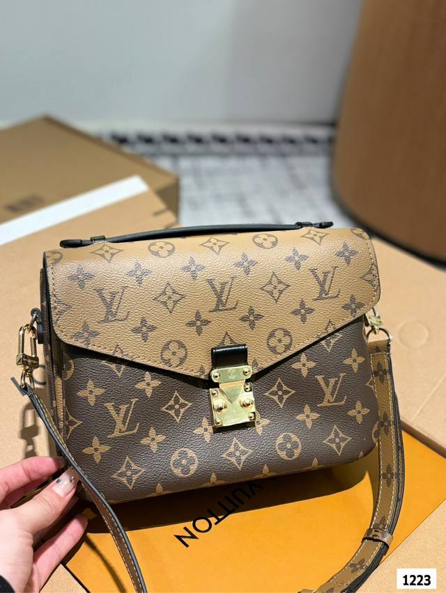 升级版 Lv经典邮差包 顶级品质邮差包 配置全套包装 尺寸25Cm 万年百搭不过时单品 L家必入单品 推荐