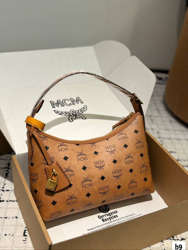 Mcm Hobo月牙腋下包牛角包 这也太好看了吧！ Mcm 新品 Hobo包 牛角包 Mcm 的新品牛角 真的是今年的王炸款 有两根肩带，多种背法， 最主要的是