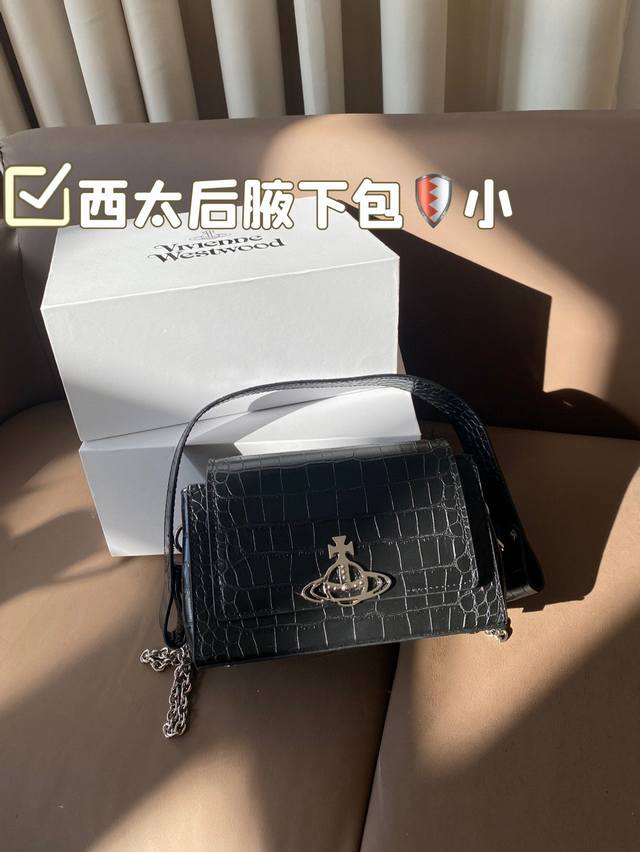 小号 西太后真的太好看甜酷女孩必备 西太后黑色腋下包 很复古的长条造型,简约又百搭 尺寸19*12折叠盒