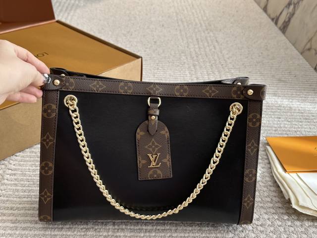 配盒 Size：31 22Cm L家 2025新品 日常实用 松弛慵懒百搭 这个季节都要推一下！ 因为它太太好看！