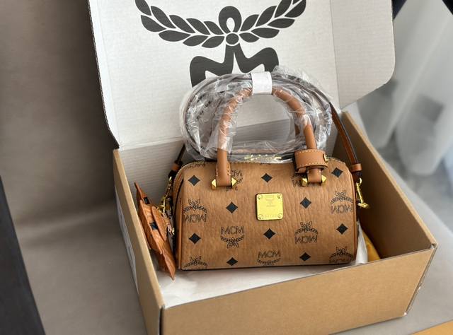 折叠礼盒 Mcm枕头包 茶色五金 M经典波士顿桶包。原版皮 复刻版特别经典百搭。超级实用特别推荐。实用性特别强。版本很高。尺寸长17Cm