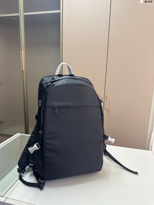 普拉达prada 尼龙双肩包 布料非常轻盈耐磨 背上身一整个阳光活力又年轻 D-117尺寸28.16.44