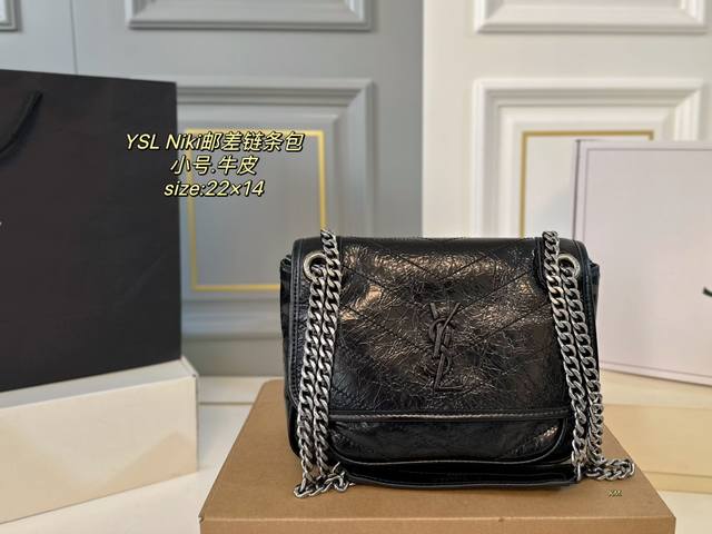 小号 牛皮 折叠盒飞机盒 Size：22×14小号 Ysl圣罗兰niki 邮差链条包 版型经典，颜值耐看容量非常nice 除了斜挎和单肩，也可以流浪背 做气质女