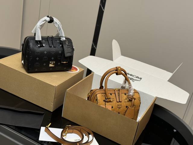 配飞机盒 Size:23*16Cm Mcm 枕头包 俏皮可爱 单肩手提斜挎了 配飞机盒 Size:23*16Cm Mcm 枕头包 俏皮可爱 单肩手提斜挎了