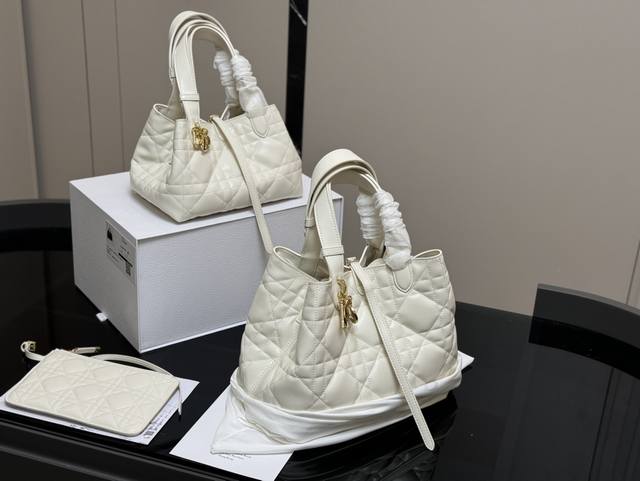 配盒 升级版 Size：30*20Cm 23*15Cm 迪奥 超火的toujours 购物袋 个人觉得 包型真的很耐看！ 又休闲 又优雅！ 现在它很火哦！ Si