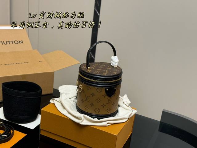 折叠盒飞机盒 Size：13.15Cm Lvcannes 水桶包配内胆 发财桶！发财桶！ 越用越香！！！ 百搭实用 黑色真皮 原版帆布涂层配牛皮材质
