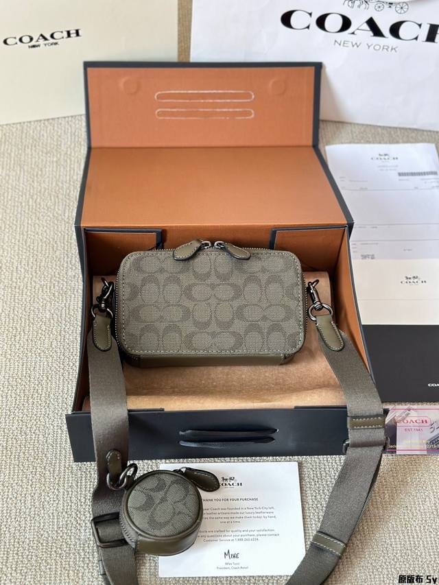 原版布 男士相机包 Coach水洗布六月的男士主题就是-复古！ 经典的相机包-老花图案的coach斜挎包 全新的水洗帆布 充满复古的色彩 水洗布面料精致耐磨 快