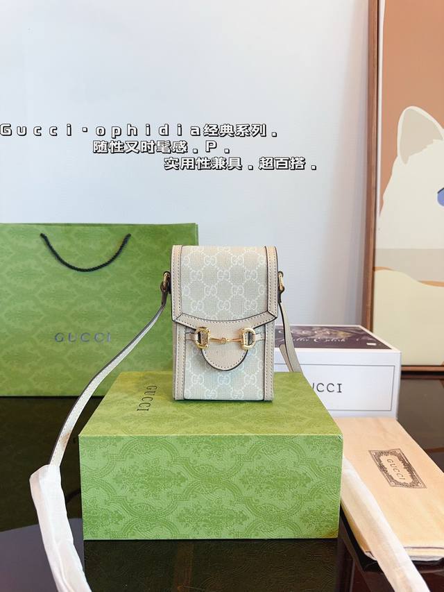 配礼盒 Gucci 古驰 1955 Mini斜挎包woc单肩 手机包 百搭款 酷奇 美到无法无天的款式 今年简直引领时尚最in元素 上身超级好看 尺寸：11*4