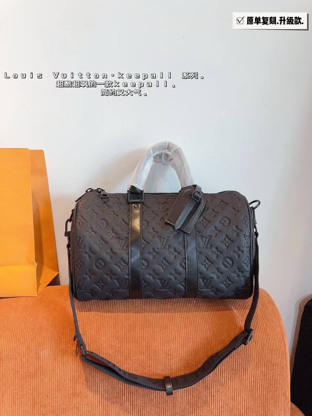 配礼盒. Lv X Nigo Keepall Xs 枕头包 手袋是一款理想的都市手袋。 标志性的造型与经典的 Monogram 帆布，加之多种携带方式和奢华的天