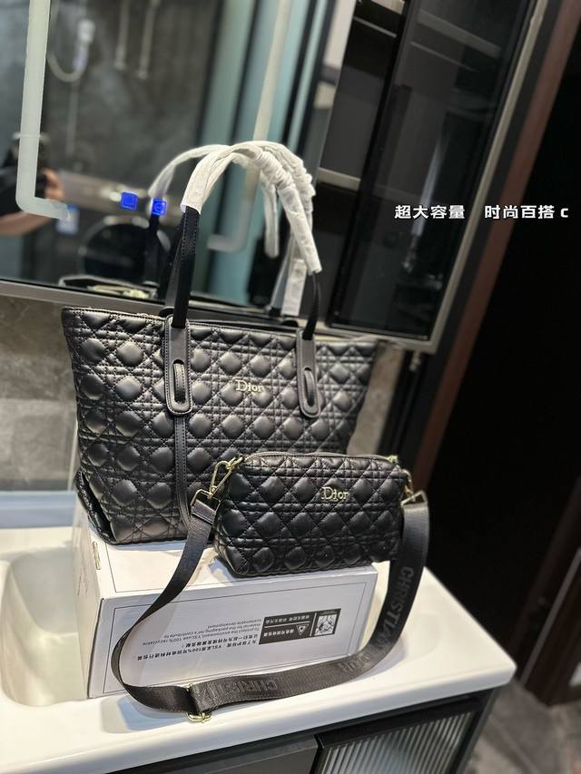 迪奥托特 闭眼都能入手的包包 迪奥托特包 可手提可单肩 真的是闭着眼都能冲的款式！ 尺寸：30.27