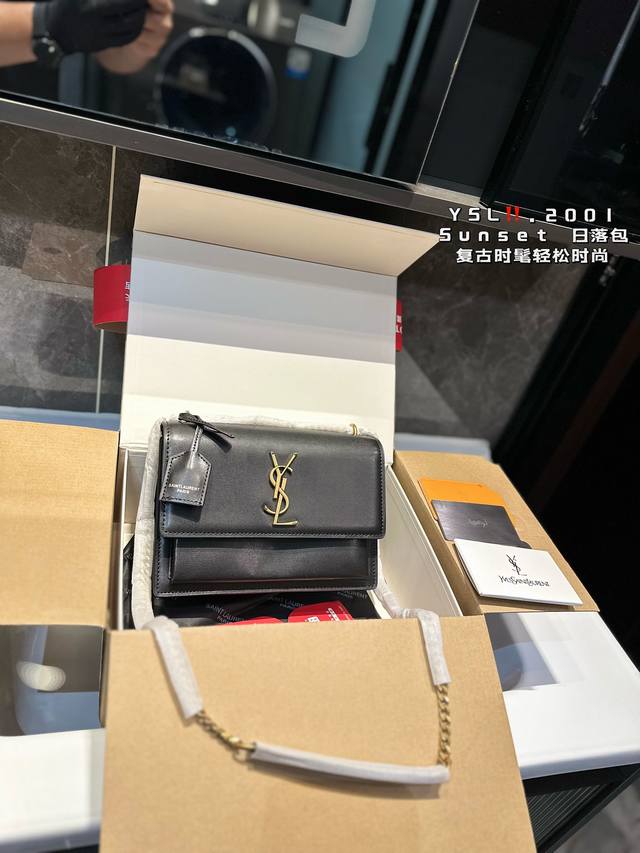 礼盒包装 圣罗兰 Sunset 日落包 Ysl轻松演绎复古时髦 包型挺阔，简约而不简单不需要过多的装饰，日常搭配西装和t恤，就能将高级感体现的淋漓尽致！尺寸21