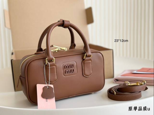 飞机盒 可盐可甜的 Miumiu 女孩 Miumiu 小方包包 好搭 什么风格都能驾驭 材质很柔软 容量也非常ok 复古俏皮的hobo包型 是近期几乎天天拿出门