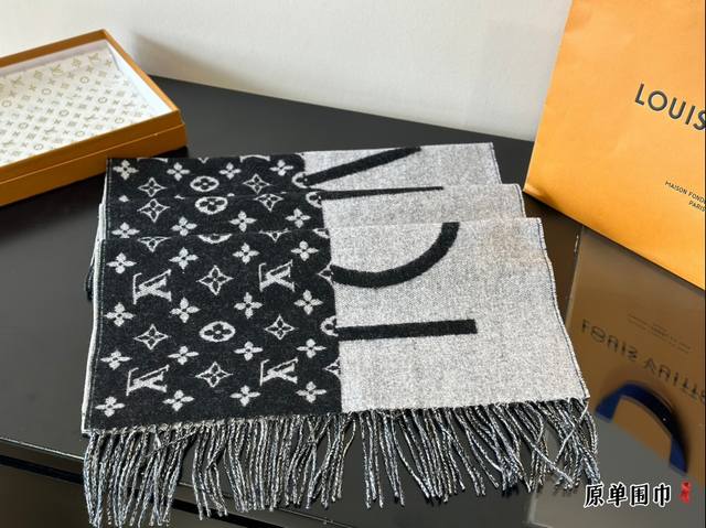 配盒 Lv围巾 嗨！寒冷的冬天来了，是时候为你的穿搭加上一抹亮色！这款围巾简直太魔法了，不仅能保暖还能让你立即成为时尚焦点！搭配外套、毛衣或裙子都超好看。马上试