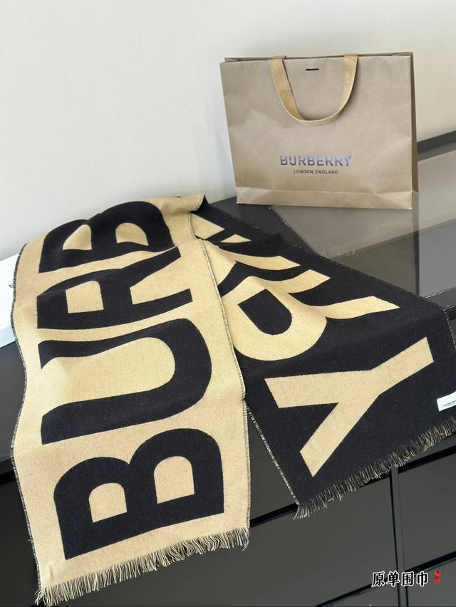 配盒 Burberry围巾 嗨！寒冷的冬天来了，是时候为你的穿搭加上一抹亮色！这款围巾简直太魔法了，不仅能保暖还能让你立即成为时尚焦点！搭配外套、毛衣或裙子都超