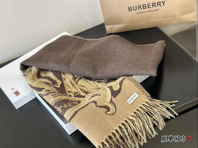 配盒 Burberry围巾 嗨!寒冷的冬天来了,是时候为你的穿搭加上一抹亮色!这款围巾简直太魔法了,不仅能保暖还能让你立即成为时尚焦点!搭配外套、毛衣或裙子都超 配盒 Burberry围巾 嗨!寒冷的冬天来了,是时候为你的穿搭加上一抹亮色!这款围巾简直太魔法了,不仅能保暖还能让你立即成为时尚焦点!搭配外套、毛衣或裙子都超