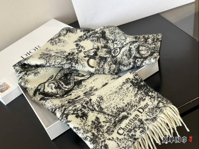 配盒 Dior围巾 嗨！寒冷的冬天来了，是时候为你的穿搭加上一抹亮色！这款围巾简直太魔法了，不仅能保暖还能让你立即成为时尚焦点！搭配外套、毛衣或裙子都超好看。马
