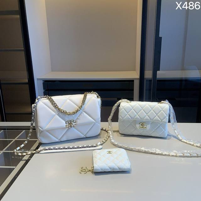 组合上新 全新系列组合x486 香奈儿19Bag+小香方胖子+小香钱包 尺寸 19Bag:26*17*8 方胖子:20Cm 钱包:11*10 产品介绍 Chan 组合上新 全新系列组合x486 香奈儿19Bag+小香方胖子+小香钱包 尺寸 19Bag:26*17*8 方胖子:20Cm 钱包:11*10 产品介绍 Chan