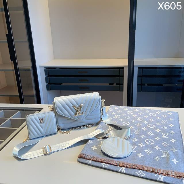 组合上新 全新系列组合x605 Lv波浪包+Lv围巾+Lv钱包 尺寸 波浪包：21*14*5 钱包：11*10 产品介绍 Lv新款灰色组合lv专柜爆款wave波