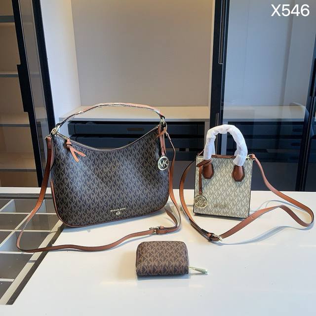 组合上新 全新系列组合x546 Mk腋下包+Mk琴谱包+Mk钱包 尺寸 腋下包：31*28*8 琴谱包：15*17*6 钱包：11*10 产品介绍 Mk新款超值