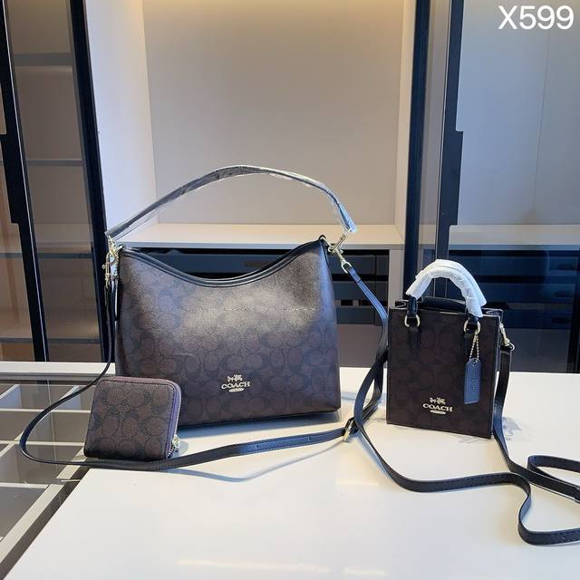 组合上新 全新系列组合x599 蔻驰托特包+蔻驰琴谱包+蔻驰钱包 尺寸 托特包：30*24*9 琴谱包：14*17*5 钱包：11*10 产品介绍 蔻驰新款棕花