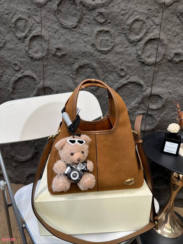 配礼盒 蔻驰家 Lana 通勤菜篮子包 灵感来自便利店购物袋 迷你c标低调内敛 搭配长肩带，满足日常穿搭需求 尺寸26.19Cm