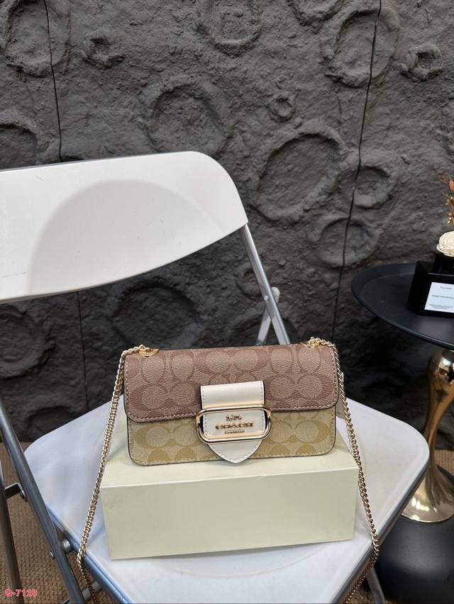 配折叠盒 Coach 蔻驰morgan链条腋下斜挎包颜值爆表新款设计，配色超级好看！ 可单肩可斜挎，绝绝子甜酷又精致，夏日必备！！尺寸20.11Cm