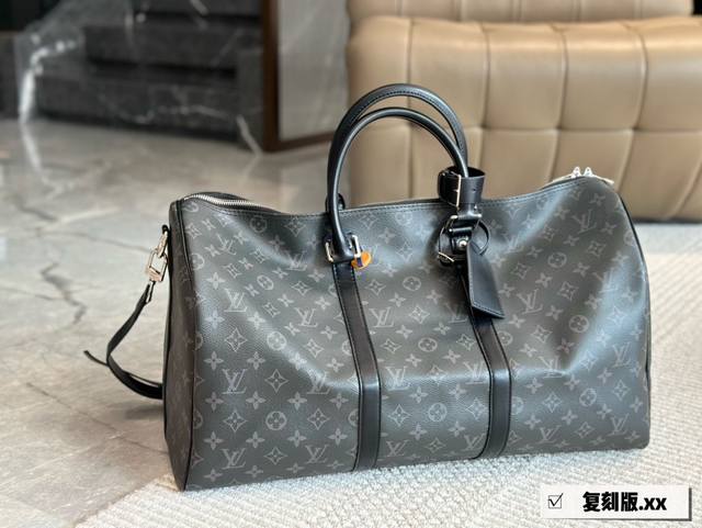 高版本 旅行包 超酷中lv Keepall老花旅行袋 Lvkeepall 出差旅行最常用的一只包 这是超酷的一只包 可以做健身包，也可做旅行袋 容量超级感人非常