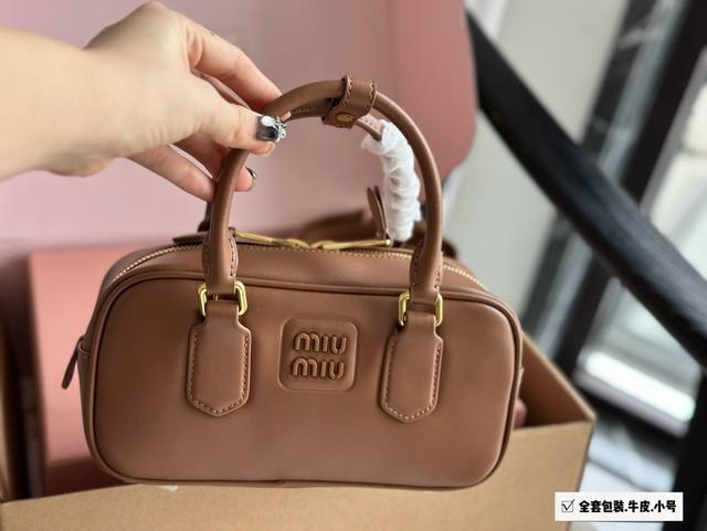 全套包装 Size：23*11Cm Miumiu保龄球 公文包 包包甜度刚好！ 很难不爱啊啊！ 可手拎也可斜挎 绝对不是小废包哦容量足足的~~ 出场就是mium