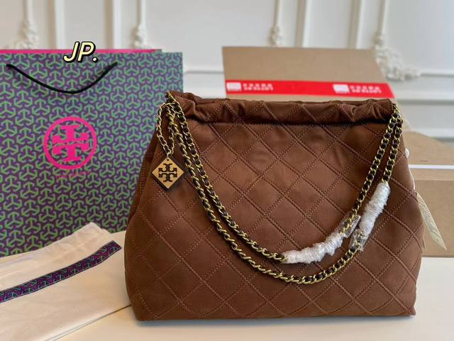 飞机盒 Size:37×28 Tb Tory Burch麂皮绒流浪链条托特包 汤丽柏琦真的是十分低调又质感满满的 超大空间,轻便百搭~ 明星秦岚同款 超级喜欢, 飞机盒 Size:37×28 Tb Tory Burch麂皮绒流浪链条托特包 汤丽柏琦真的是十分低调又质感满满的 超大空间,轻便百搭~ 明星秦岚同款 超级喜欢,